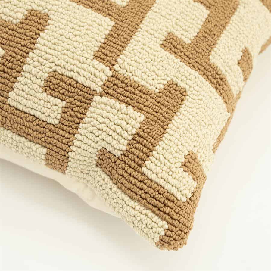 Doorboord tapijt met geometrisch patroon in beige en bruin, perfect voor modern interieur en meubelen.