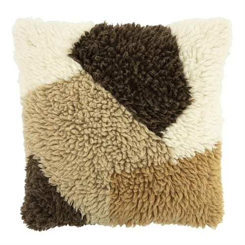 Knuffel- of sierkussen met dikke, zachte wollen textuur in beige, bruin, crème en caramel kleuren, perfect voor modern Scandinavisch interieur of als comfortabele accessoire.