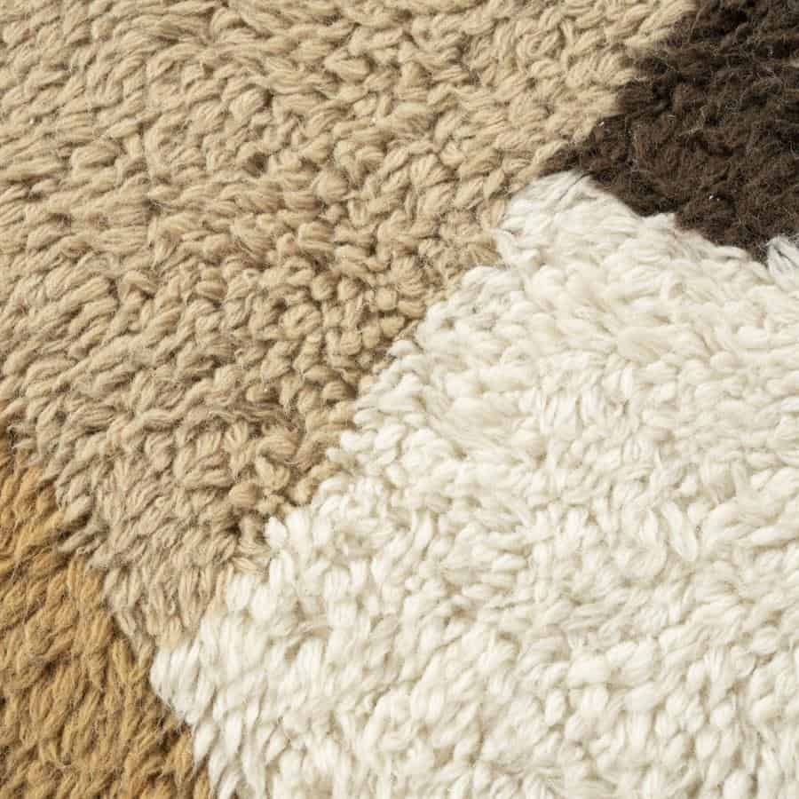 Gordijn van scheerwol met natuurlijke textuur, ideaal voor warmte en stijl in interieur; Mokana Meubelen.