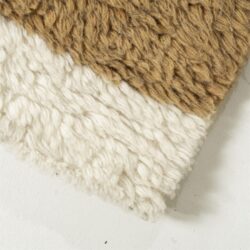 Warme, zachte wollen sierkussens in beige en wit, perfect voor een gezellige en knusse woonkamer, gemaakt door Mokana Meubelen.