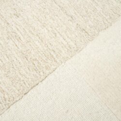 Luxe zachte beige tapijten van Mokana Meubelen, perfect voor een stijlvolle en comfortabele woonruimte.