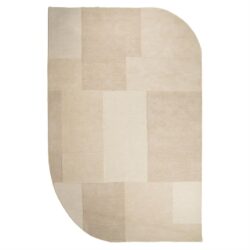 Stijlvolle beige tapijten van Mokana Meubelen met geometrisch patroon, perfect voor een modern interieur.