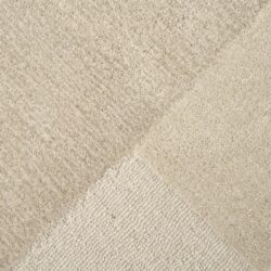 Witte, beige en zandkleurige bohemien stijl tapijt, textuur en patronen in close-up.