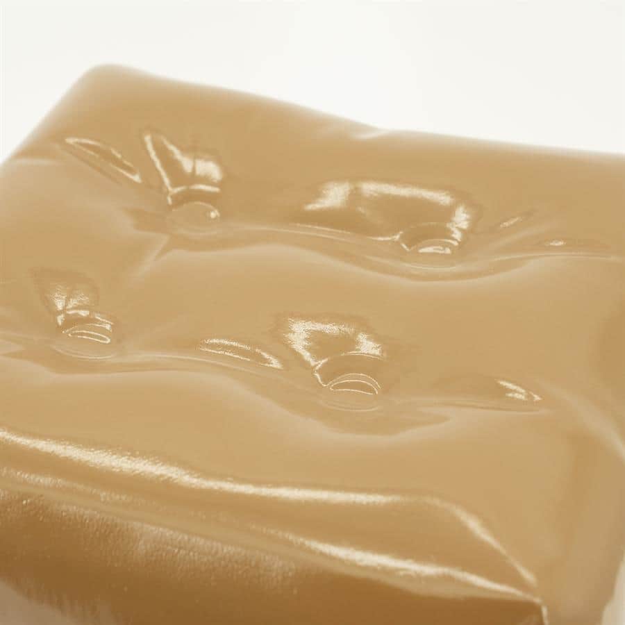 Romige karamelkleurige bankdruk met knoopdetails, modern en comfortabel, perfect voor een stijlvolle woonkamer.