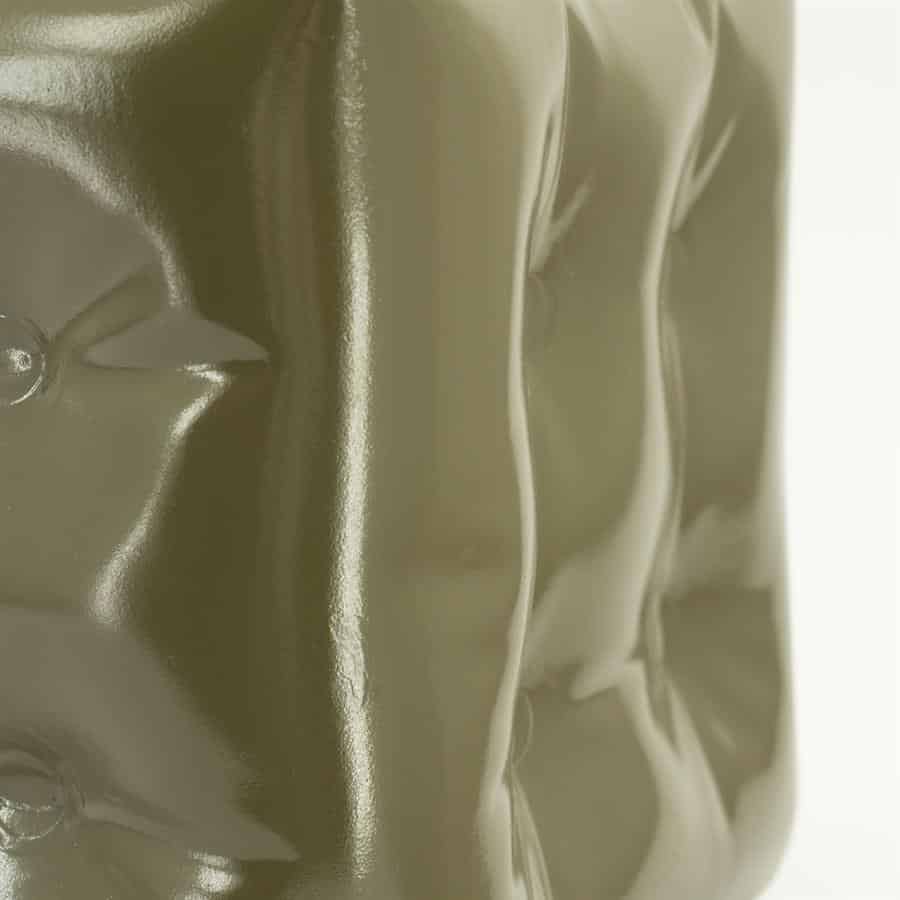 Zachte grijze leren fauteuil met knoopsgaten en gestikte details voor elegant en comfortabel meubilair.