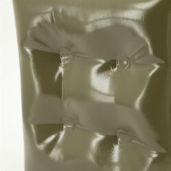 Vernieuwde leren meubels met opvallende knopdetails en een luxe uitstraling, perfect voor elegante woonkamerinrichting.