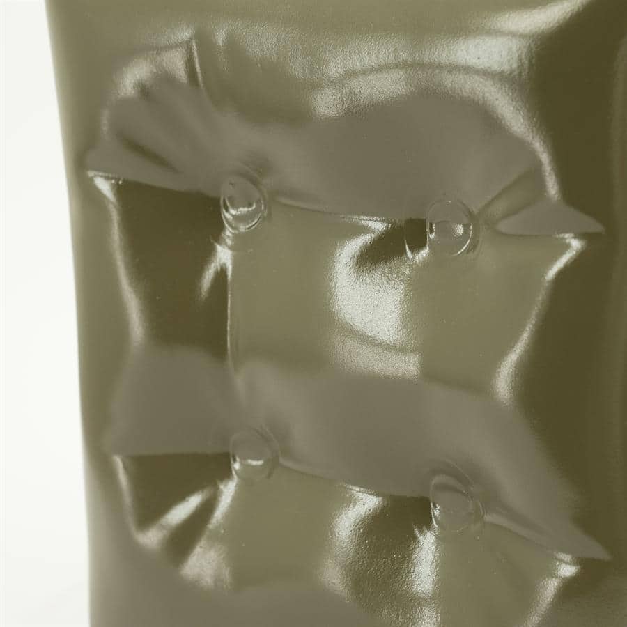 Vernieuwde leren meubels met opvallende knopdetails en een luxe uitstraling, perfect voor elegante woonkamerinrichting.