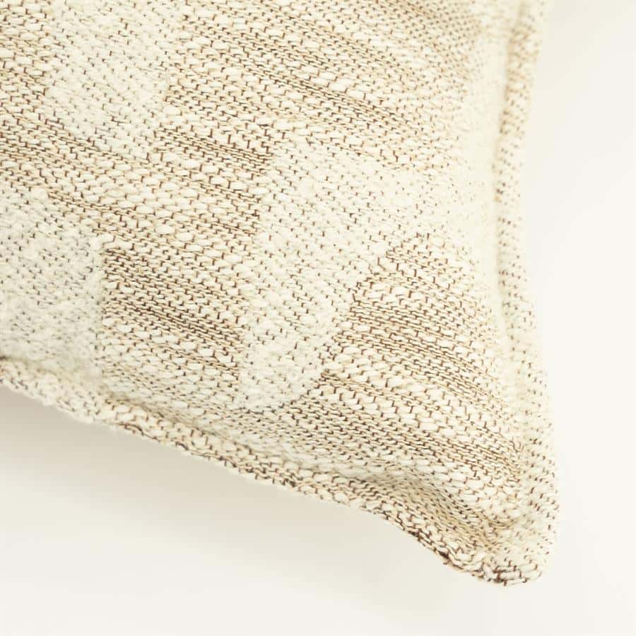 Elegant geweven kussenhoes van naturel katoen, perfect voor woonkamer of slaapkamer, biedt comfort en stijl.
