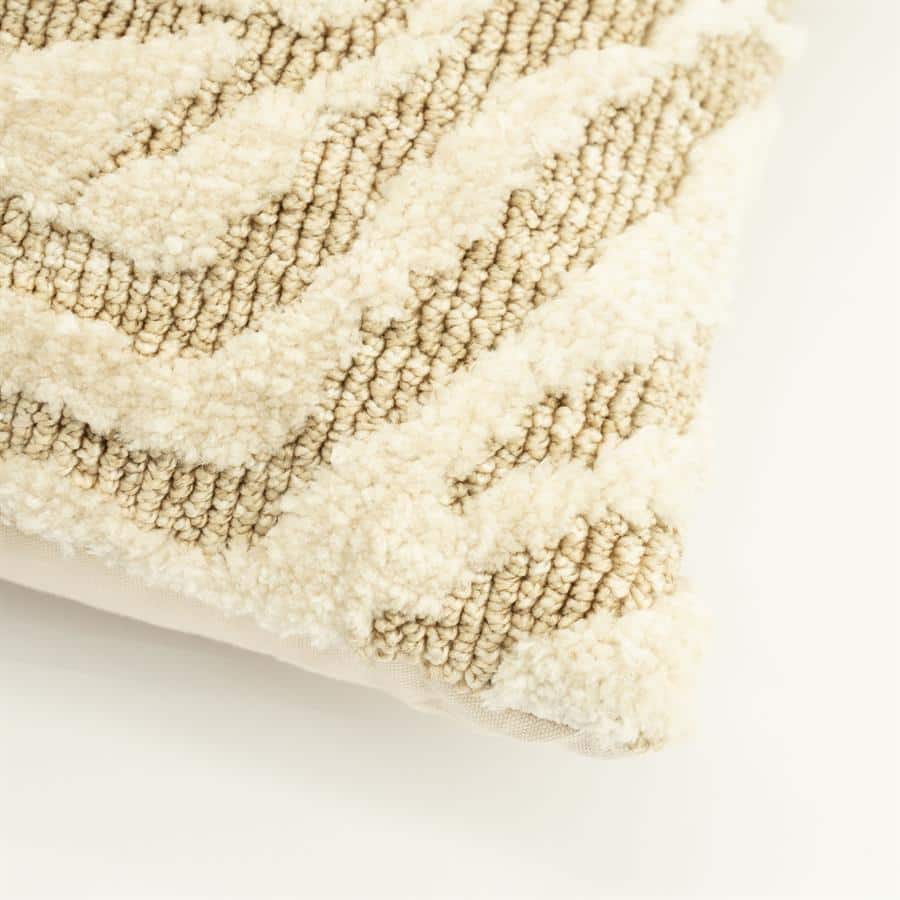 Luxueuze beige wollen tapijt met zachte, dikke textuur voor een gezellige en warme woonkamer. Perfect voor modern interieur en hoogwaardige meubelafwerkingen.