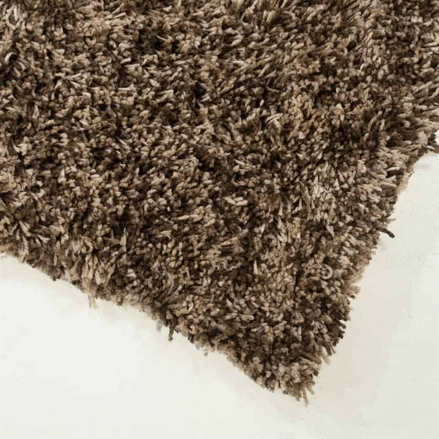 Stevige, zachte bruin gekleurde shaggy vloerkleed voor woonkamer, slaapkamer of kantoor, met een hoge dichtheid en een warme uitstraling.