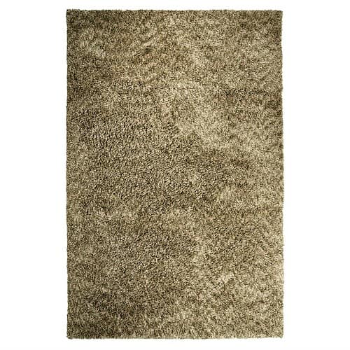 Zachte beige tapijt met hoge pluizige textuur, geschikt voor woonkamer of slaapkamer voor een gezellige sfeer.