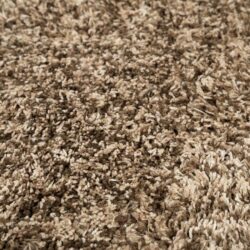 Zwarte vloerkleed met pluche textuur, perfect voor moderne woonkamerinterieurs.