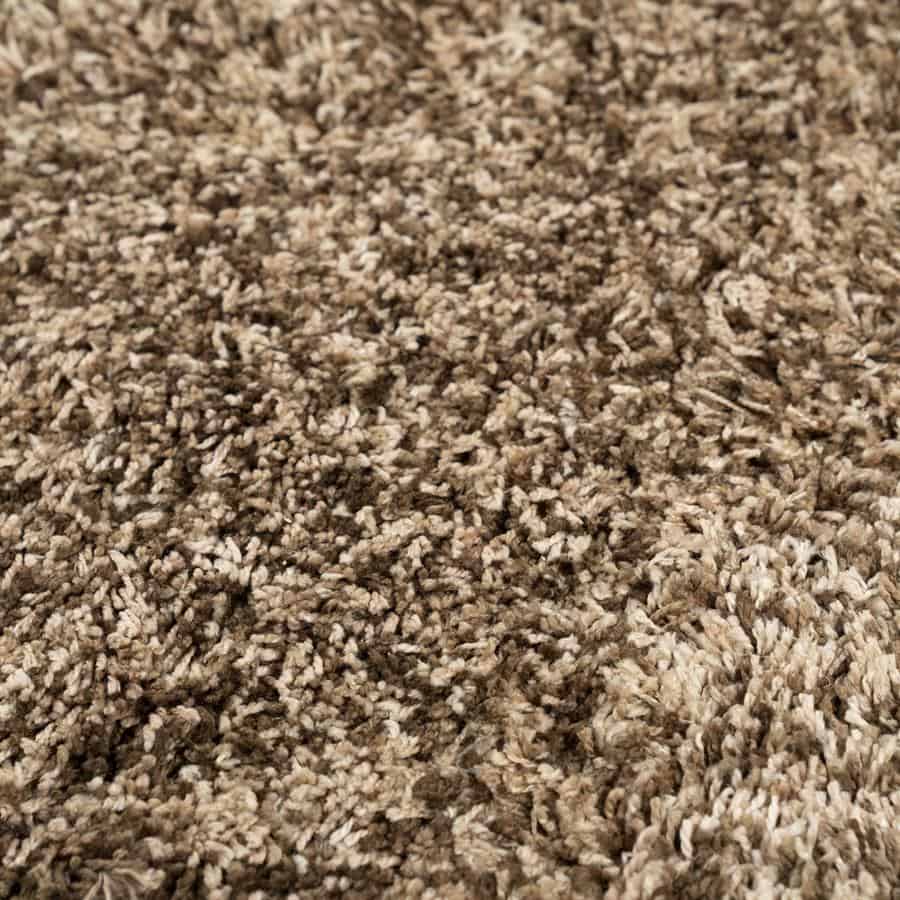 Zwarte vloerkleed met pluche textuur, perfect voor moderne woonkamerinterieurs.