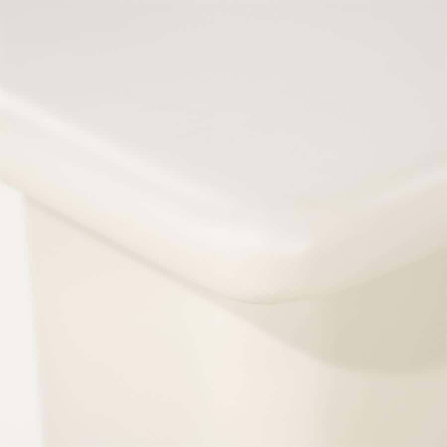 Sfeervol-wit-eettafel-van-hout-met-strak-design-en-ruimtelijke-opzet.