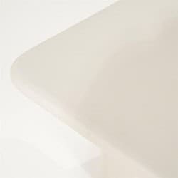 Elegante witte eettafel met strakke, moderne lijnen, perfect voor een eigentijdse woonstijl, vervaardigd door Mokana Meubelen, voor stijlvolle en functionele woon- en eetruimtes.