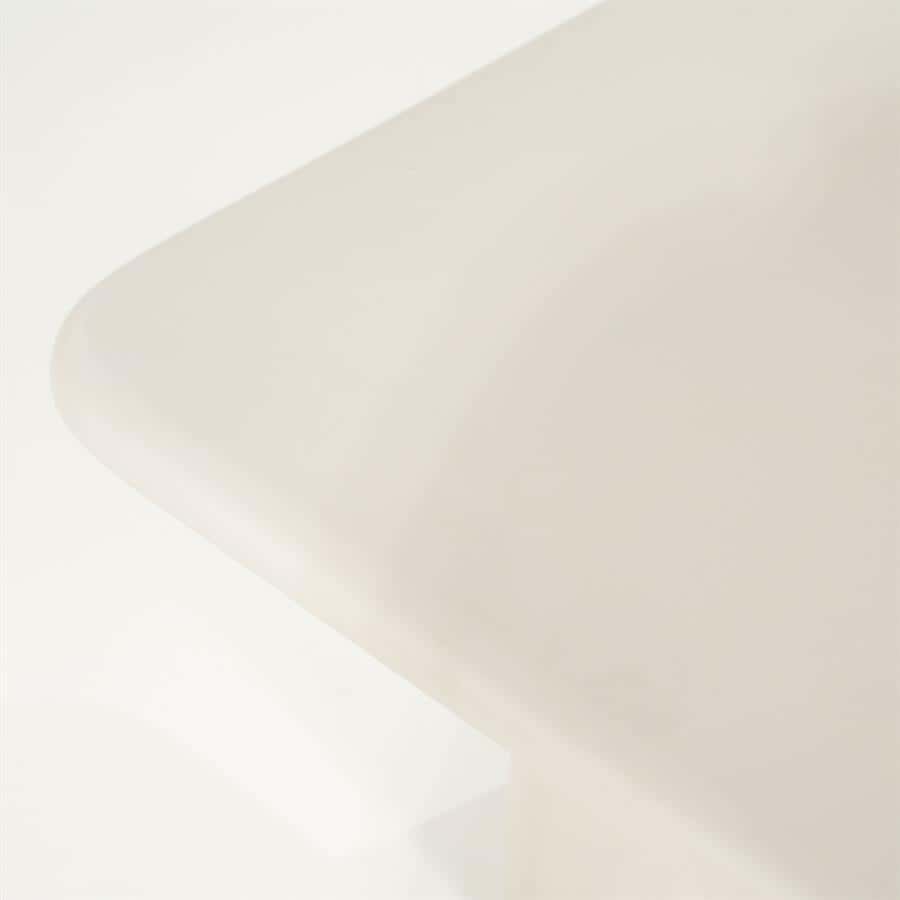 Elegante witte eettafel met strakke, moderne lijnen, perfect voor een eigentijdse woonstijl, vervaardigd door Mokana Meubelen, voor stijlvolle en functionele woon- en eetruimtes.