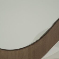 Elegante houten rand met spiegelglas, perfect voor moderne interieurdesigns. Mokana Meubelen biedt hoogwaardige meubelstukken met strakke lijnen en natuurlijke afwerkingen.