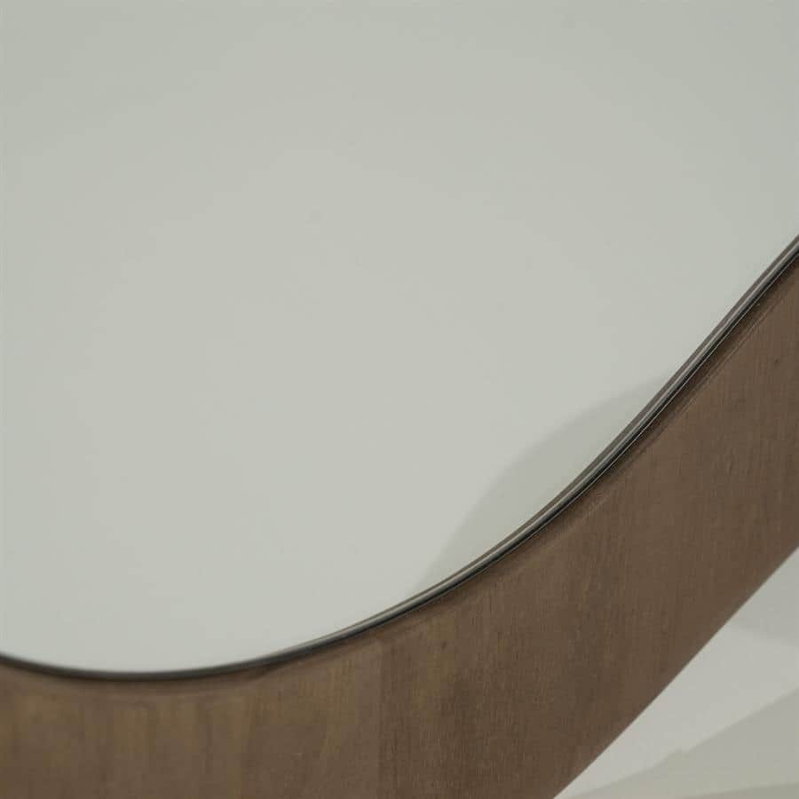 Elegante houten rand met spiegelglas, perfect voor moderne interieurdesigns. Mokana Meubelen biedt hoogwaardige meubelstukken met strakke lijnen en natuurlijke afwerkingen.