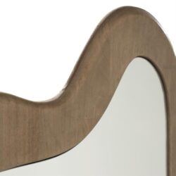 Houten woonaccessoire met vloeiende golvende beweging, perfect voor modern interieurdesign en maatwerk houten meubelen.