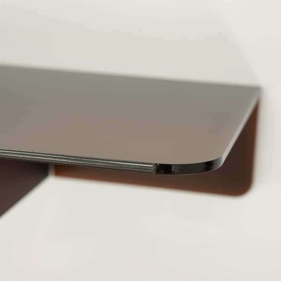 Strakke moderne houten en metalen eettafel met dikke poten, stijlvol design, perfect voor hedendaags interieur, handgemaakt maatwerk, duurzaam en functioneel meubelstuk.