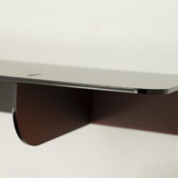 Modern design houten salontafel met wit en donkerbruine afwerking, strakke lijnen en elegante uitstraling voor een stijlvolle woonkamer.