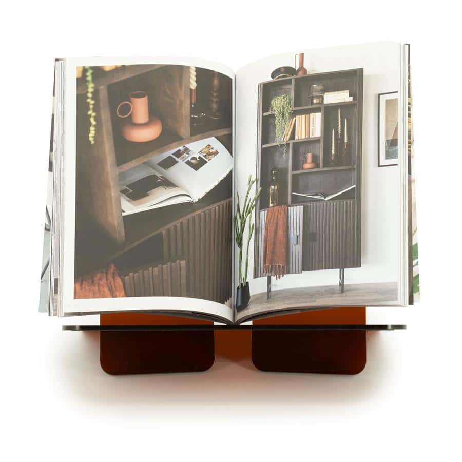 Rustieke houten boekenkast met decoratieve accessoires en boeken in interieurstijl.