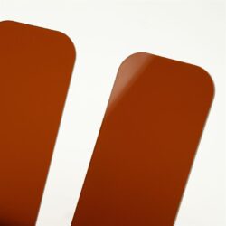 Elegante houtkleurige eetkamerstoel met gebogen rugleuning, modern ontwerp, comfortabele zithoogte en duurzaam materiaal, perfect voor eigentijdse huishoudens.