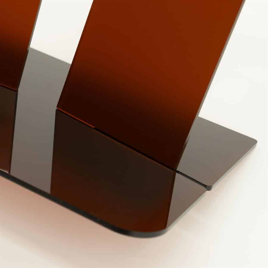 Elegante, high-gloss bruin houten meubel met moderne afwerking en strakke lijnen, perfect voor een stijlvolle interieurinrichting.