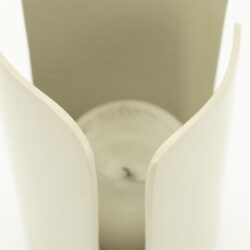 Kaars in kaarshouder, minimalistisch design, wit, elegant, Mokana meubelen, Scandinavisch stijl, houten kaarsenhouder, woonaccessoire, modern interieur, duurzame materialen, tijdloos design, decoratie, woonstyling, sfeer creëren, geluidsarm decor, exclusieve afwerking, handgemaakt, sfeeraccent, luxe woonaccessoire, interieurtrend 2023, stijlvolle woonruimte, kwalitatief, ontwerp met aandacht voor detail, must-have voor moderne woningen.