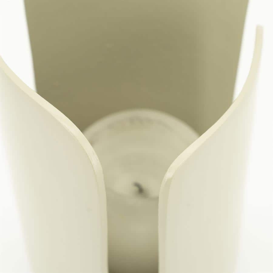 Kaars in kaarshouder, minimalistisch design, wit, elegant, Mokana meubelen, Scandinavisch stijl, houten kaarsenhouder, woonaccessoire, modern interieur, duurzame materialen, tijdloos design, decoratie, woonstyling, sfeer creëren, geluidsarm decor, exclusieve afwerking, handgemaakt, sfeeraccent, luxe woonaccessoire, interieurtrend 2023, stijlvolle woonruimte, kwalitatief, ontwerp met aandacht voor detail, must-have voor moderne woningen.