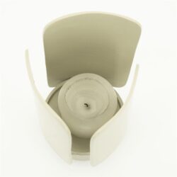 Strakke witte kaars in decoratieve kaarshouder met open uiteinden, minimalistisch design, perfect voor moderne interieurdecoratie.