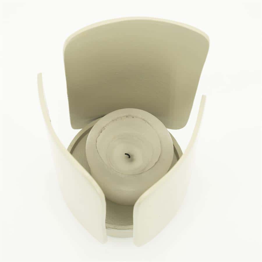 Strakke witte kaars in decoratieve kaarshouder met open uiteinden, minimalistisch design, perfect voor moderne interieurdecoratie.