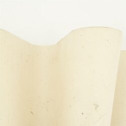 Gefocuste close-up van een crepé lamellenpanell voor meubels, een natuurlijke en moderne houten afwerking voor maatmeubels, geschikt voor op maat gemaakte meubels.