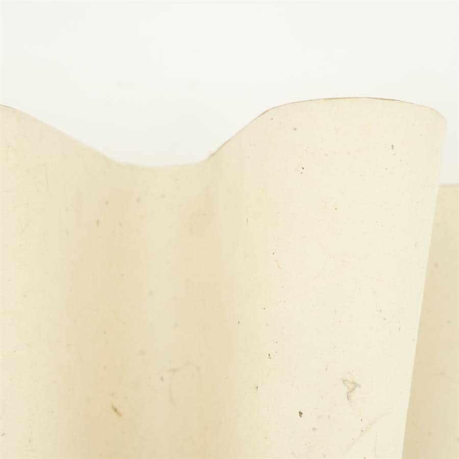 Gefocuste close-up van een crepé lamellenpanell voor meubels, een natuurlijke en moderne houten afwerking voor maatmeubels, geschikt voor op maat gemaakte meubels.