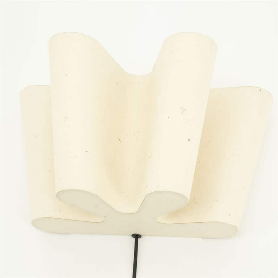 Modern wandlamp in crème kleur, ideaal voor sfeervolle houten en landelijke meubels. Hoogwaardige afwerking en stijlvolle verlichting voor een warm interieur.