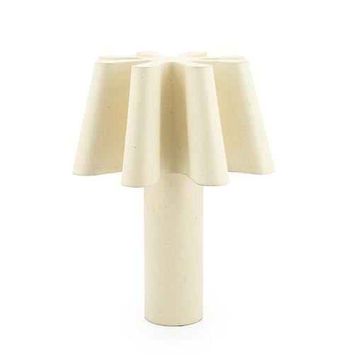 Vintage lamp met modern design, gemaakt van lichtkleurig materiaal, ideaal voor een sfeervolle interieur decoratie.