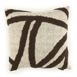 Soft beige kussen met donkerbruine geometrische lijnen, gemaakt van hoogwaardig textiel voor een modern en cozy interieur. Geschikt als decoratiestuk op bank of fauteuil.