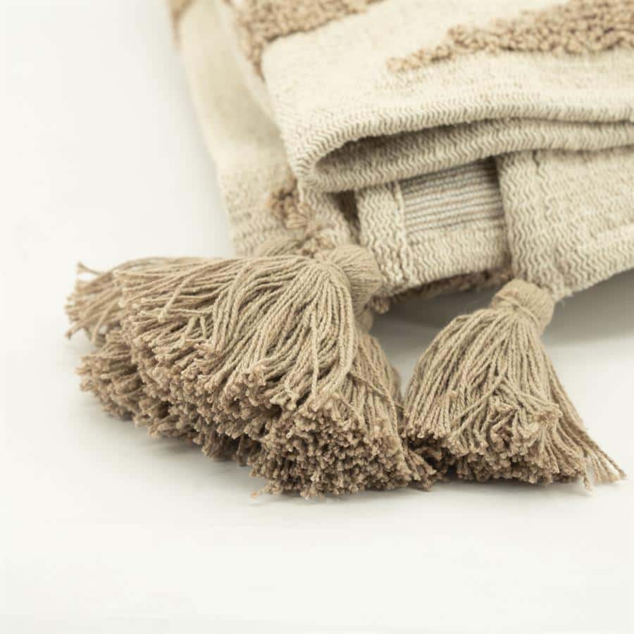 Zachte beige wollen deken met franjes, perfect voor een gezellige woonkamer inrichting.