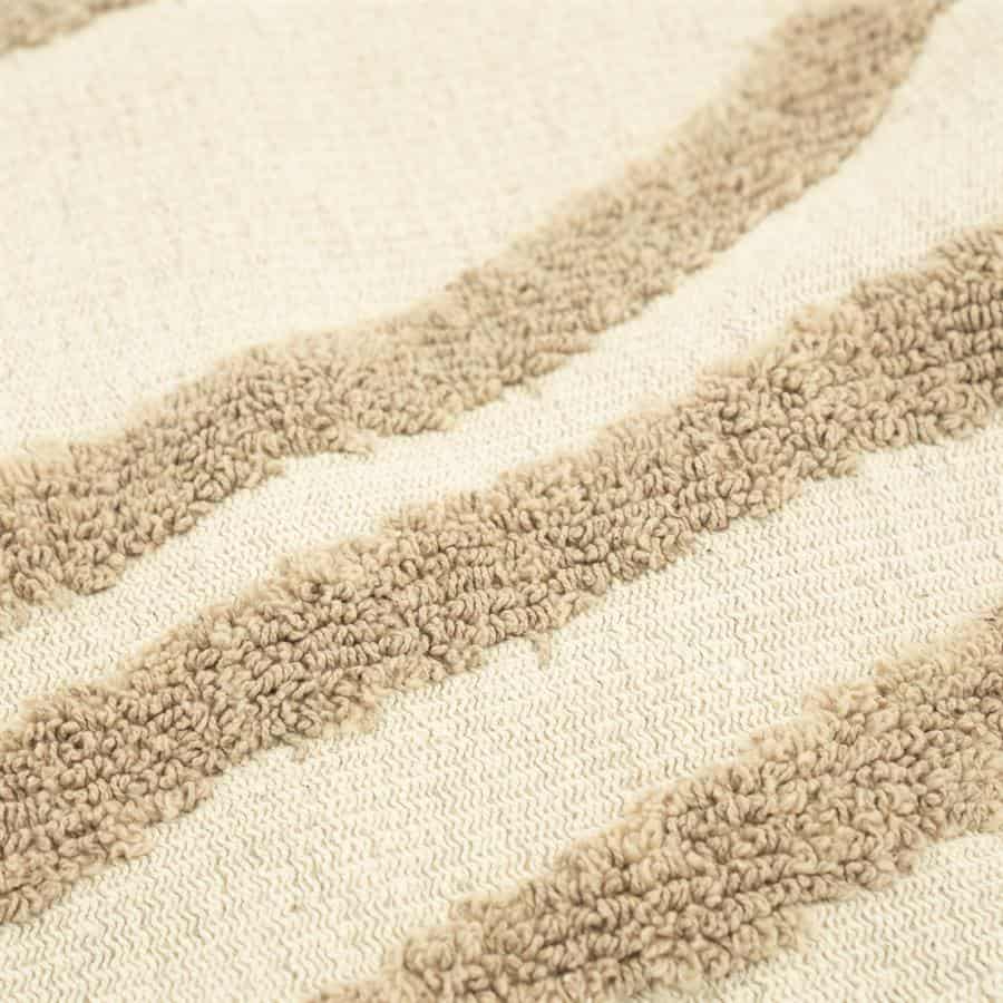 Zacht beige geschoren stof met reliëfstructuur, geschikt voor meubelbekleding en interieurdesign.