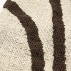 Kunstmatige vilten vloerbedekking met ingebouwde textuur en patroon in beige en bruin - perfect voor moderne woning- en kantoorinterieurs.