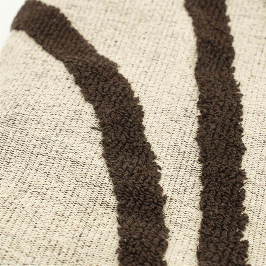 Kunstmatige vilten vloerbedekking met ingebouwde textuur en patroon in beige en bruin - perfect voor moderne woning- en kantoorinterieurs.