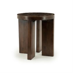 Modern houten bijzettafel met rond tafelblad en stevige, rechthoekige poten, ambachtelijk ontworpen door Mokana Meubelen. Ideaal als decoratief en functioneel meubelstuk voor elke woonkamer of slaapkamer.