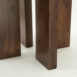 Stoere houten salontafel van massief walnoothout met een natuurlijke afwerking, perfect voor een modern interieur.