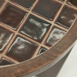 Robuuste houtbewerking en stijlvolle keramische tegels in een Mokana meubel, perfect voor een landelijke of vintage woonstijl. Hoogwaardige materialen en vakmanschap zorgen voor een unieke uitstraling.