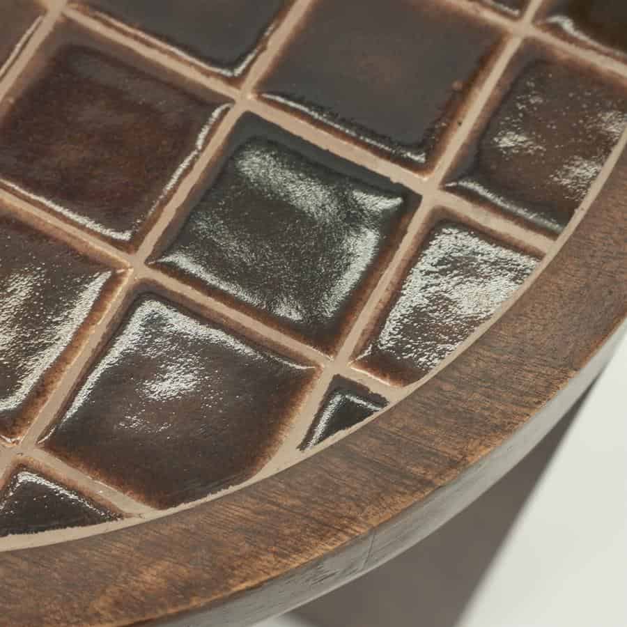 Robuuste houtbewerking en stijlvolle keramische tegels in een Mokana meubel, perfect voor een landelijke of vintage woonstijl. Hoogwaardige materialen en vakmanschap zorgen voor een unieke uitstraling.