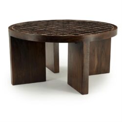 Eclectische houten salontafel met unieke kruislaag op het tafelblad en robuuste westers eiken poten, perfect voor een stijlvolle en natuurlijke woonkamer.