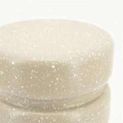 Romige beige speckle tafelsteen, modern en uniek design voor houten of aanrechtwerkbladen. Perfect voor een stijlvolle, natuurlijke afwerking in huis.