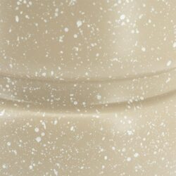 Splinternieuwe beige stoelen met een witte spetterprint voor een moderne en stijlvolle woonkamer of eetkamer, perfect om uw interieur te vernieuwen.