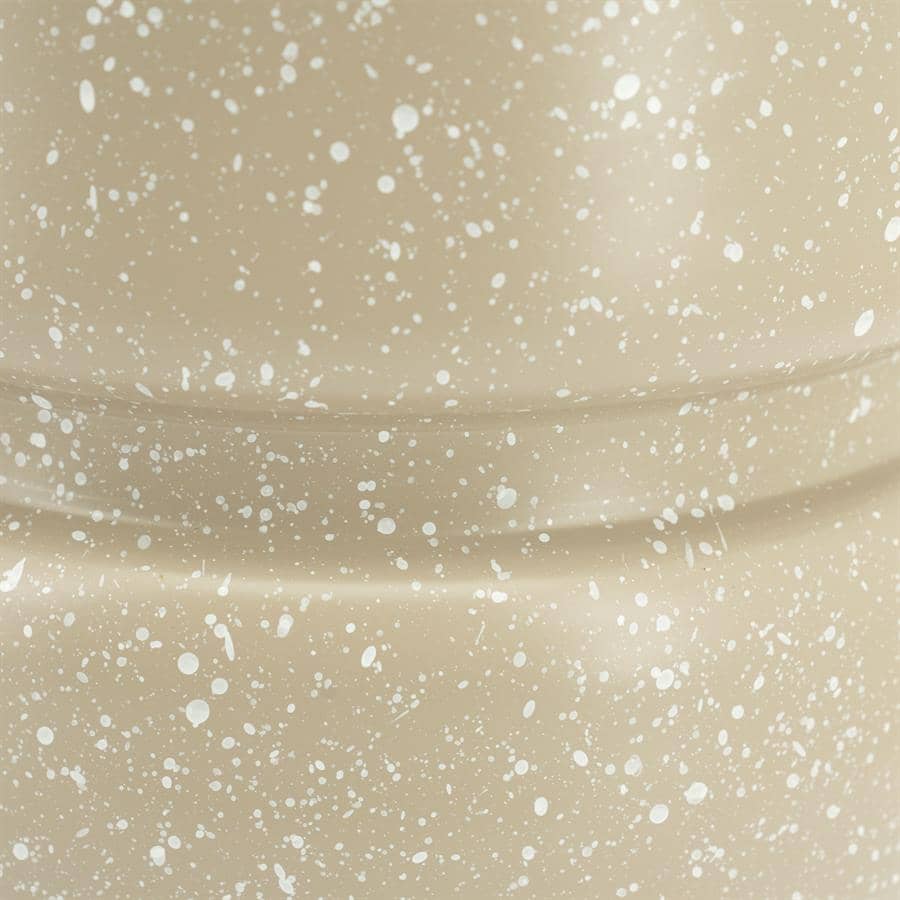 Splinternieuwe beige stoelen met een witte spetterprint voor een moderne en stijlvolle woonkamer of eetkamer, perfect om uw interieur te vernieuwen.