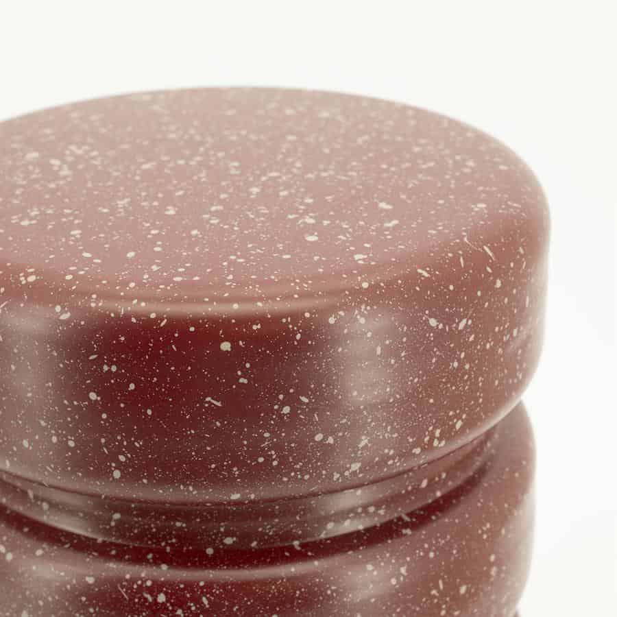 Modern eenling salontafeltje in rood met witte spetters, gemaakt van gerecycled keramiek, uniek natuurproduct, handgemaakt, duurzame en stijlvolle meubelaccessoire voor elk interieur.